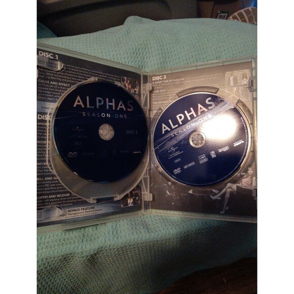 Alphas: Complete First Season 1 (DVD, 2012, 3-Disc Set) - Picture 3 of 3